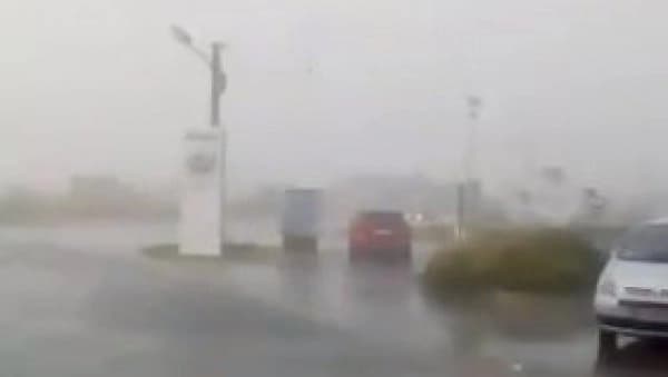 Jako nevrijeme pogodilo Šabac: Vjetar čupao krovove, drveće, odnio cijelu fasadu