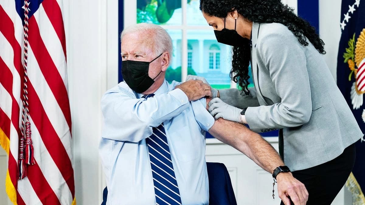 Joe Biden vakcinisan trećom dozom vakcine protiv koronavirusa