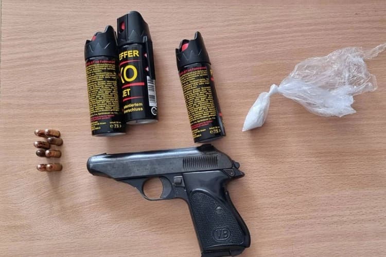 Krenuli u Cetinje na protest, policija ih zaustavila i pronašla oružje i drogu