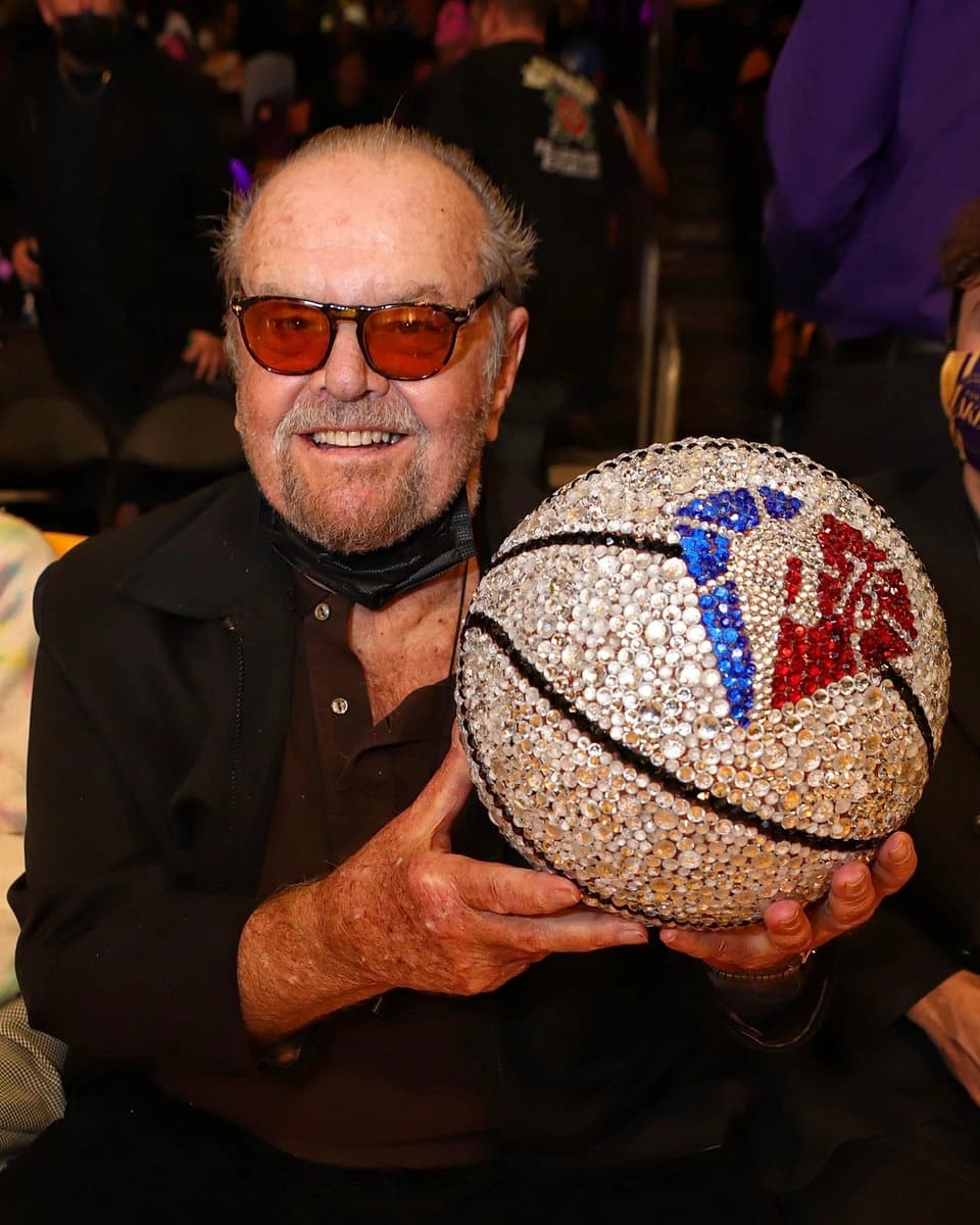 Legendarni Jack Nicholson se vratio na utakmice Lakersa i od NBA lige dobio poseban poklon