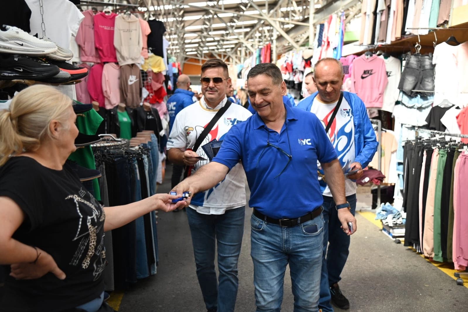 Most u Docu je ključan: Kandidati Ujedinjene Srpske u Banjaluci družili se sa trgovcima i građanima na „Tržnici“