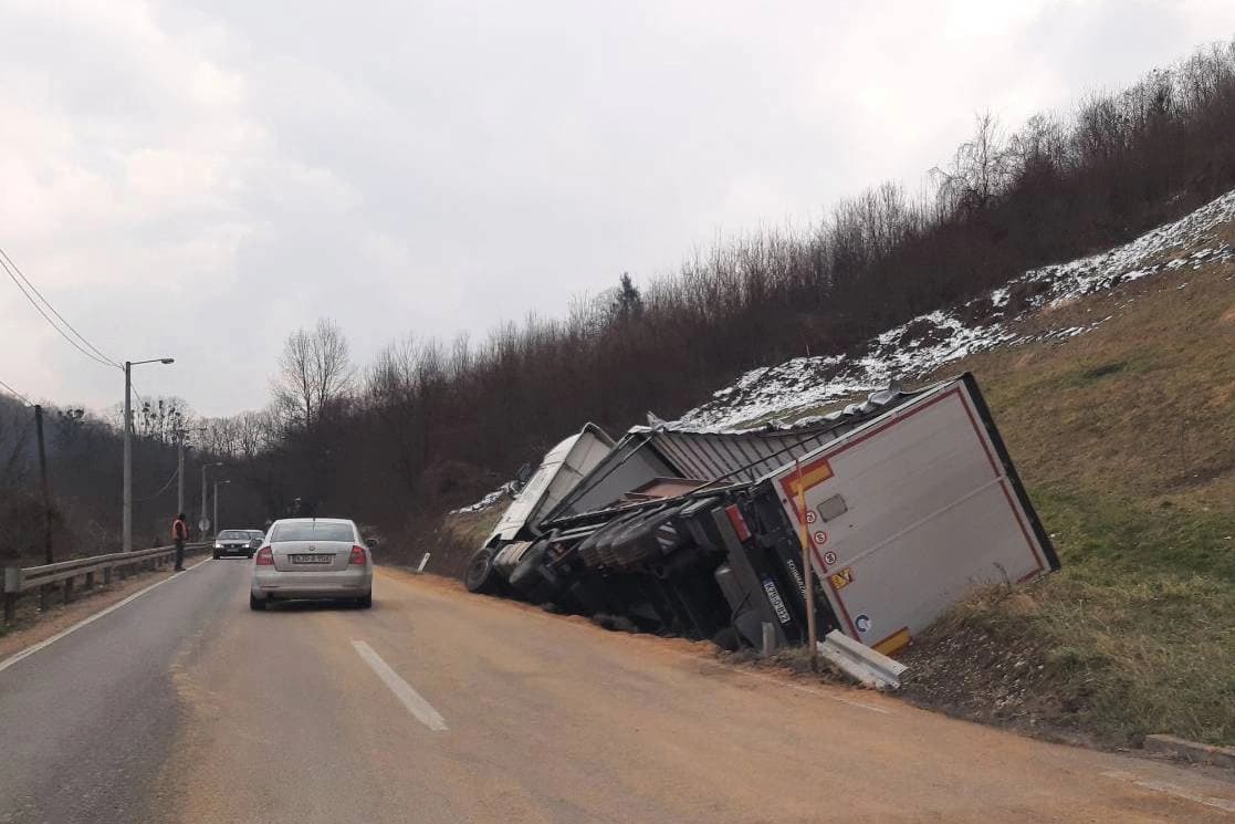 Nesreća u Banjaluci: Šleperom sletio s puta, usporen saobraćaj zbog posutog pijeska