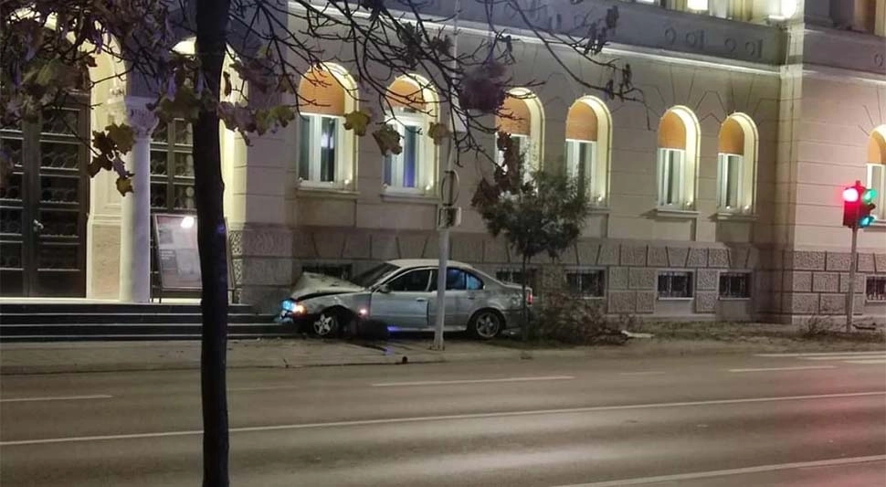 Nezgoda u Banjaluci: BMW-om se zabio u Banski dvor