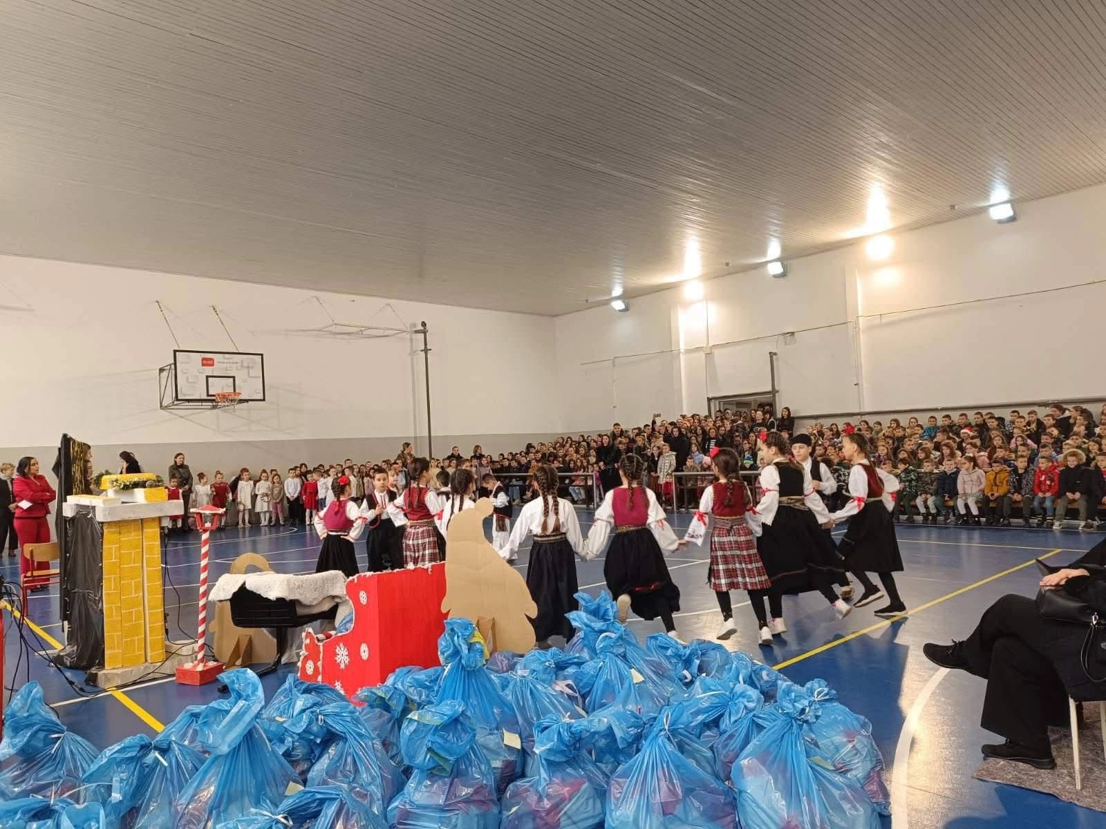 Nikolina Šljivić na nikoljdanskoj priredbi u Rogatici obezbijedila poklone za sve učenike