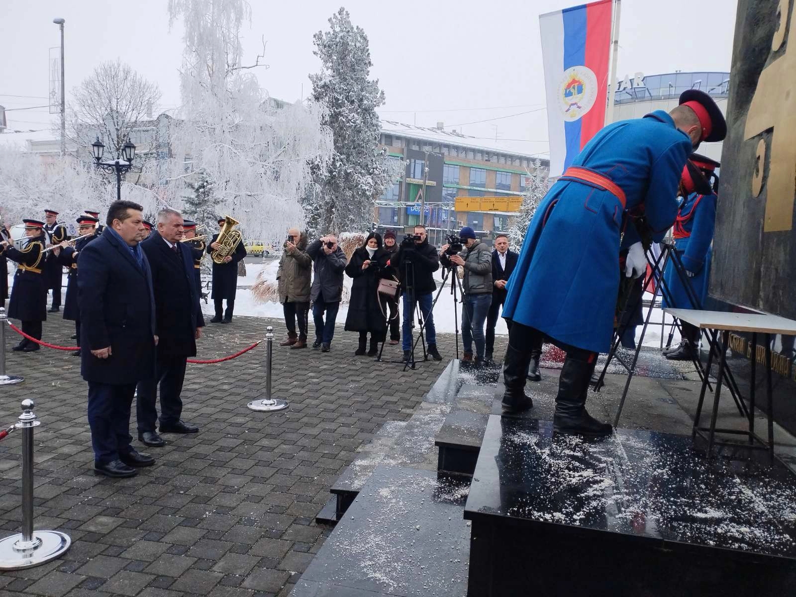 Obilježavanje Dana Republike u Brčkom; Položeni vijenci na Spomenik srpskim braniocima