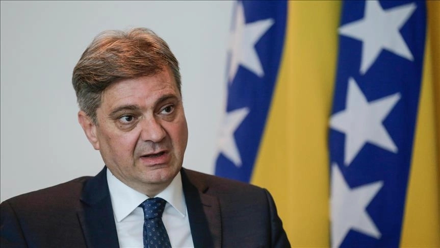 Odbijen prijedlog Denisa Zvizdića da se iz Zakona o zastavi BiH briše pojam zajedničke institucije