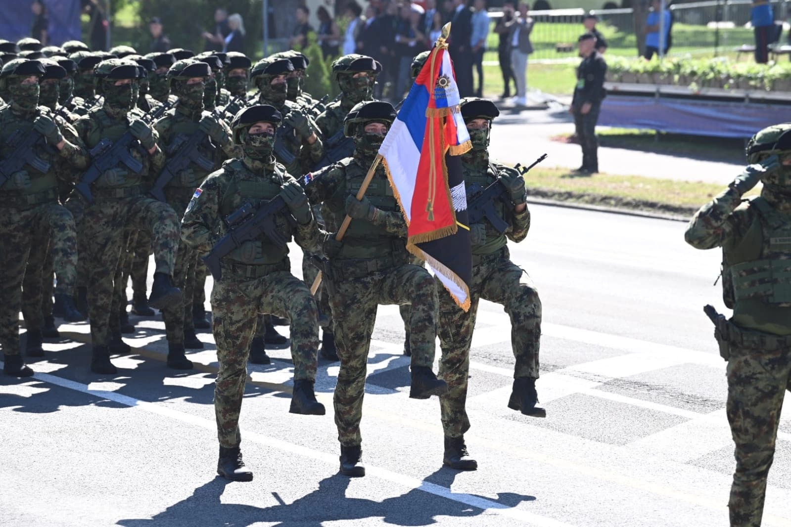 Održana vojna parada “Snaga jedinstva”, povodom Dana srpskog jedinstva, slobode i nacionalne zastave