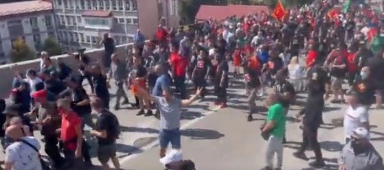 Okršaj policije i demonstranata na Cetinju: Letjele kamenice, probijen kordon policije