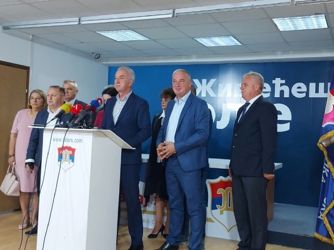 Opozicija tvrdi da je novi spot SNSD poziv na rat protiv vlastitog naroda