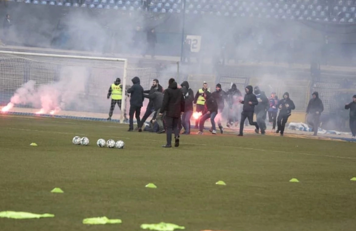 Opšta tuča navijača na stadionu “Grbavica”