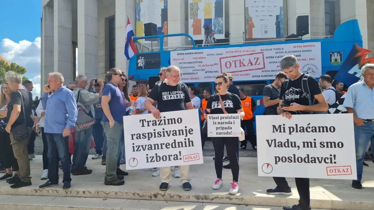 Policija kod maloljetnog demonstranta u Zagrebu našla ručno napravljenu bombu