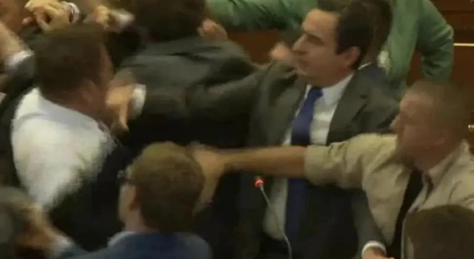 Policija se sukobila sa aktivistima SDP poslije okršaja u skupštini samoproglašenog Kosova