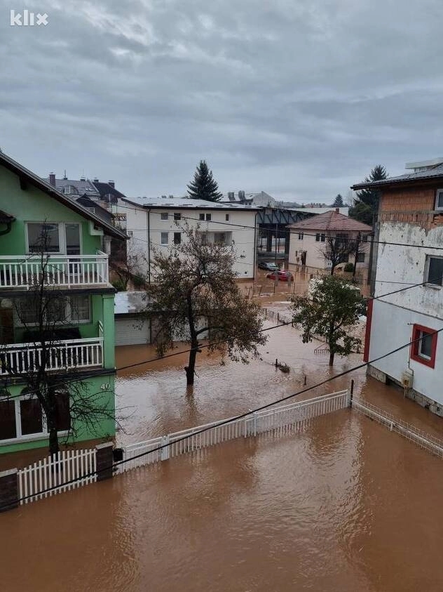 Poplave izazvale brojne probleme u Sarajevu: Kuće pod vodom, obustavljen trolejbuski saobraćaj