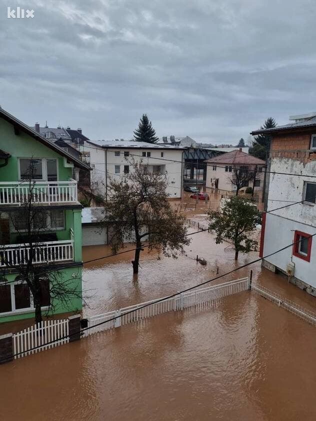 Poplave izazvale brojne probleme u Sarajevu: Kuće pod vodom, obustavljen trolejbuski saobraćaj