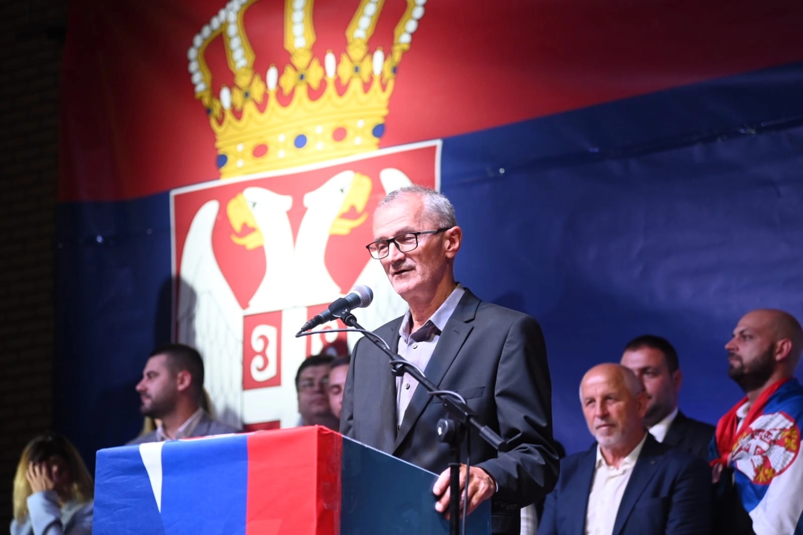 Prenio pozdrave Vučića, Vučevića i Brnabić: Na završnom skupu US u Banjaluci obratio se i gost iz Srbije