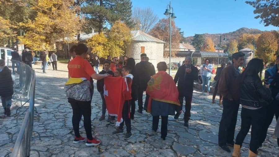 Pripadnici nepriznate crkve ispred manastira vrijeđali mitropolita na Cetinju