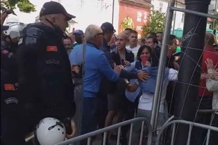 Protesti na Cetinju: Građani stižu u kolonama automobila, srušen dio ograde ispred manastira