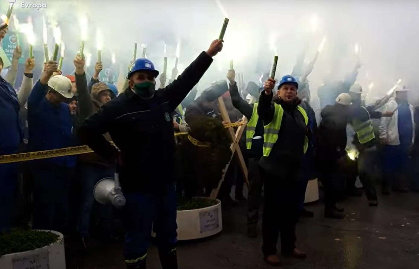 Rudari ogrnuti ćebadima i okupljeni oko vatre dočekali jutro ispred Vlade FBiH