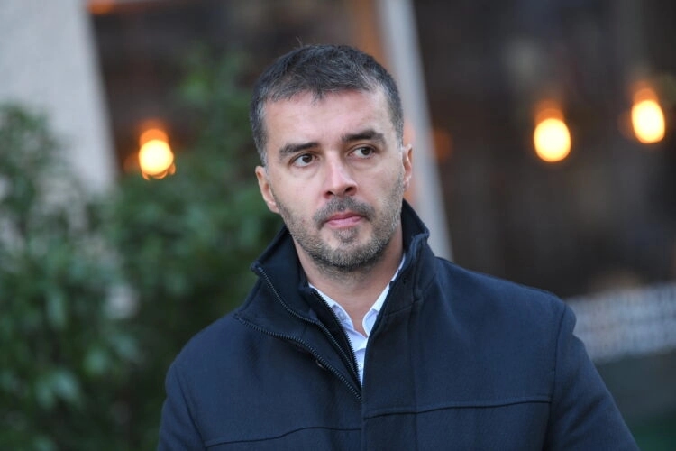 Savо Manojlović po instrukciji Marka Parezanovića vozi poslednji krug u Monci