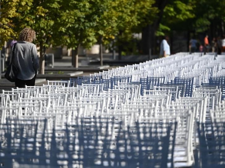 Simbolično postavljeno 1.616 praznih stolica za nestale borce i civile u Republici Srpskoj