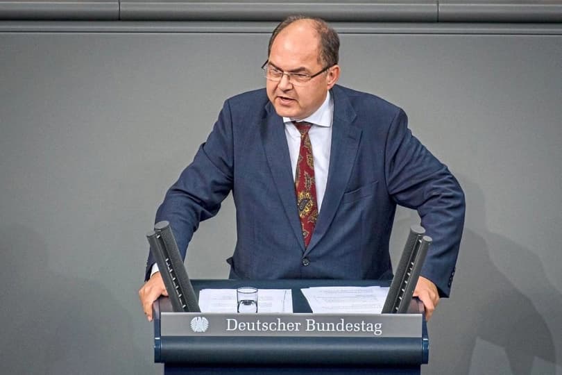 Šmit rekao da je to njihova obaveza: Očekujem da će se srpski predstavnici vratiti u institucije BiH