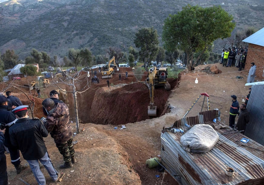 Spasioci stigli do dječaka koji je pao u bunar, posljednje metre kopali rukama