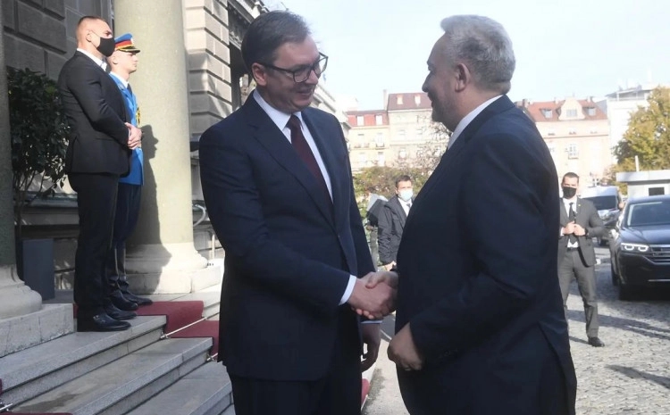 “Srbija i Crna Gora moraju bolje da sarađuju” Vučić Krivokapića dočekao ispred zgrade Predsjedništva