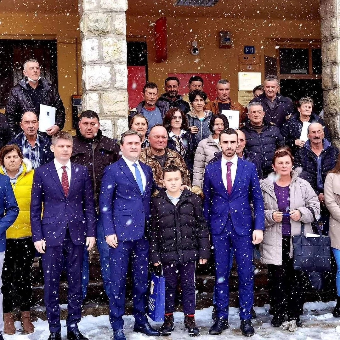 “Srbija pokazala ljubav i brigu” Selaković uručio pomoć za 35 povratničkih porodica u Bosanskom Petrovcu