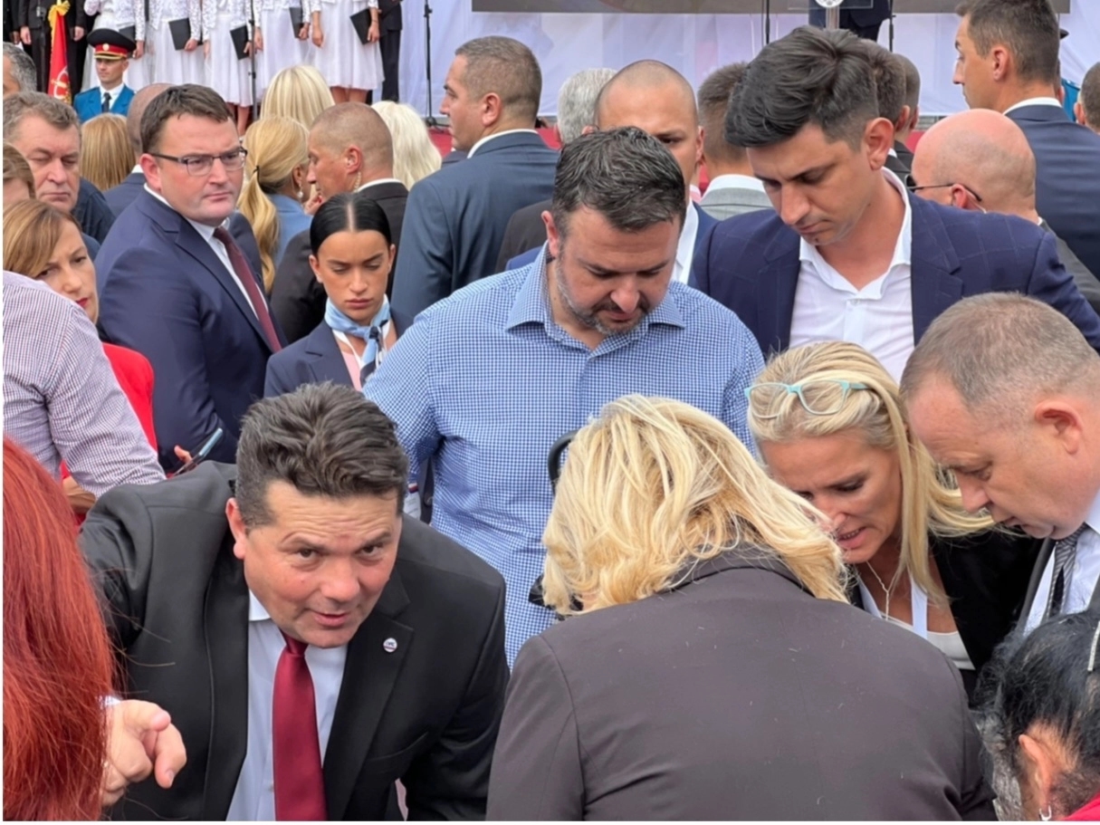 Stevandić i Novitović pomogli djevojci koja je pala u nesvijest za vrijeme Vučićevog govora