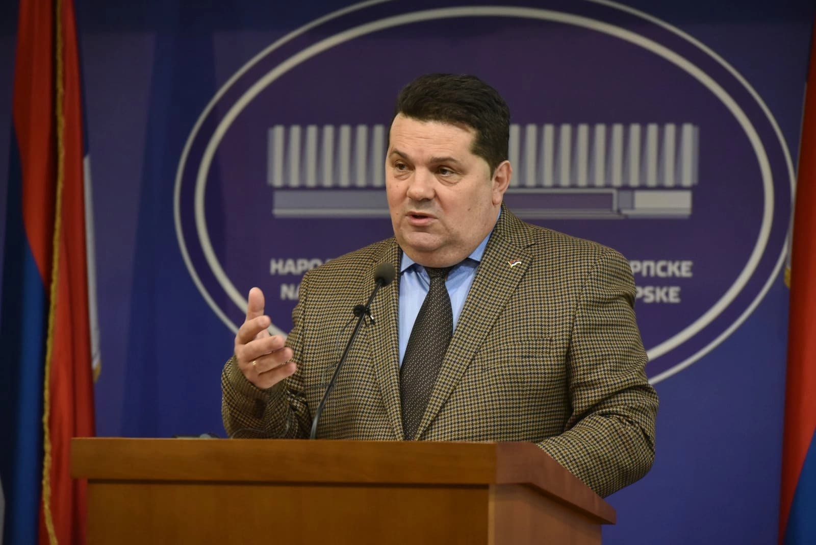 Stevandić: Kolonijalna rezolucija favorizuje evropske muslimane; Vučićeva diplomatska strategija stavlja Srbiju u centar globalne politike