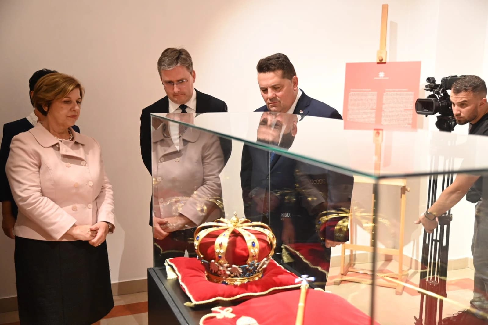 Stevandić na izložbi “Vladarske insignije kralja Petra Prvog – kruna, šar, žezlo, kopča za plašt”; Ova kruna nikad ne napušta svoju državu i svoj narod