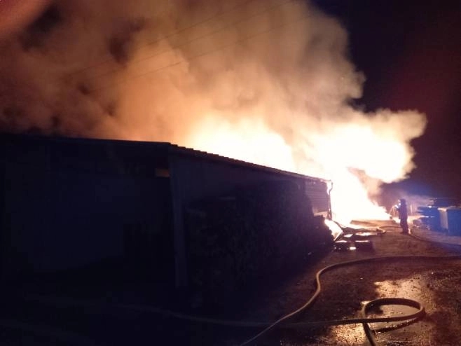 U požaru kod Prijedora izgorjele mašine i roba u vrijednosti više od 300.000 KM