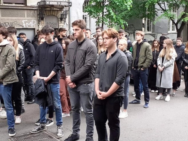 Učenici škole “Vladislav Ribnikar” polažu cvijeće za svoje preminule drugare