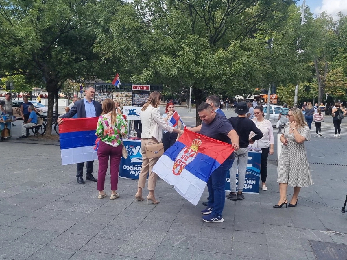 Ujedinjena Srpsla djelila banjalučanima zastave povodom Dana srpskog jedinstva, slobode i nacionalne zastave