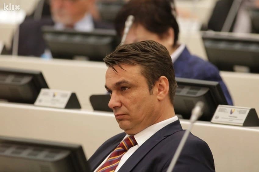 Ukinuta presuda kojom je bivši ministar Sadik Ahmetović osuđen na šest mjeseci zatvora