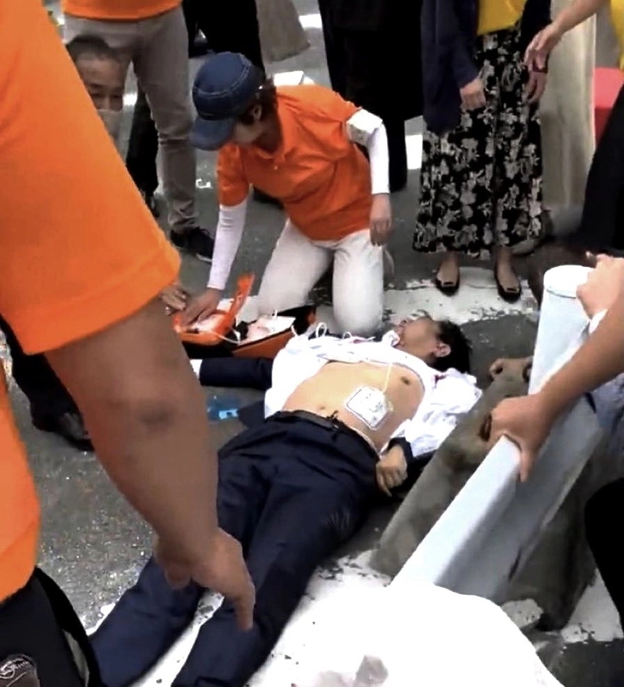 Upucan bivši premijer Japana: Pogođen dok je držao govor, ne pokazuje znake života