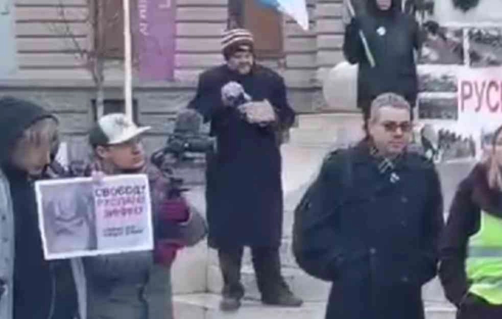 Ustanovljeno je ko je angažovao misterioznog čoveka na antiputinovskom protestu u Beogradu