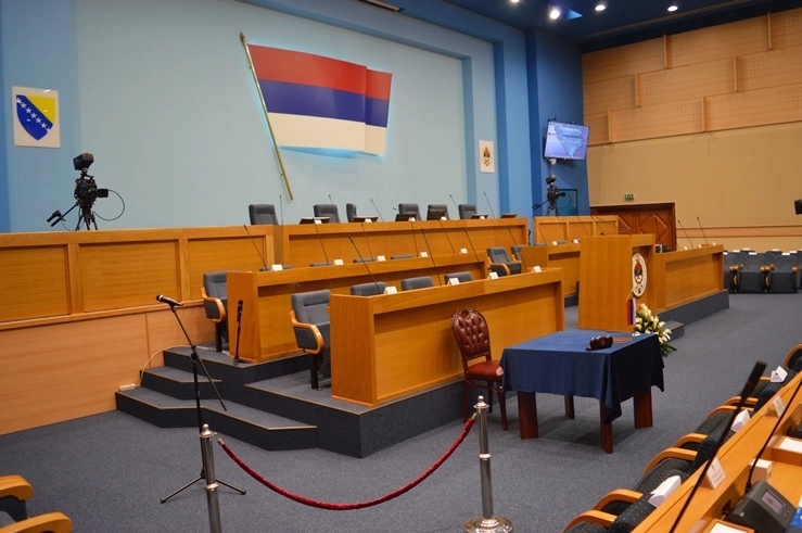 “Ustavni sud BiH otima našu zemlju” Uzavrela atmosfera pred početak “istorijske” sjednice Narodne skupštine