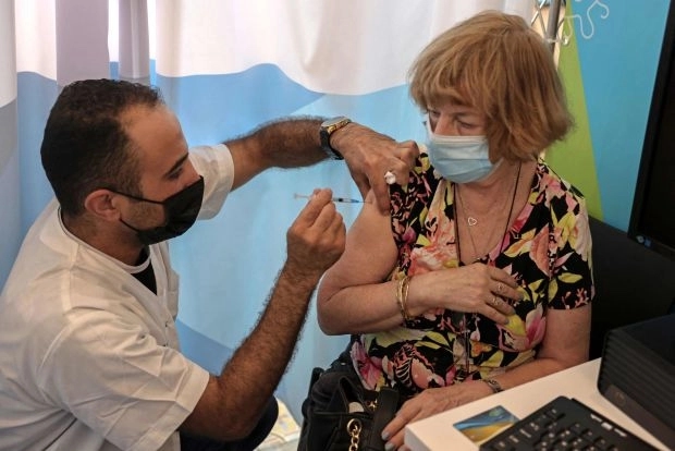 Vakcinisani u Izraelu prijavljuju da treća doza vakcina ima iste ili slične nuspojave kao i druga