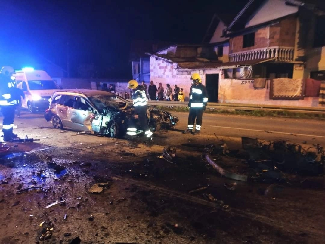 Vatrogasci izvlače povrijeđene iz smrskanih vozila nakon sudara u Brčkom