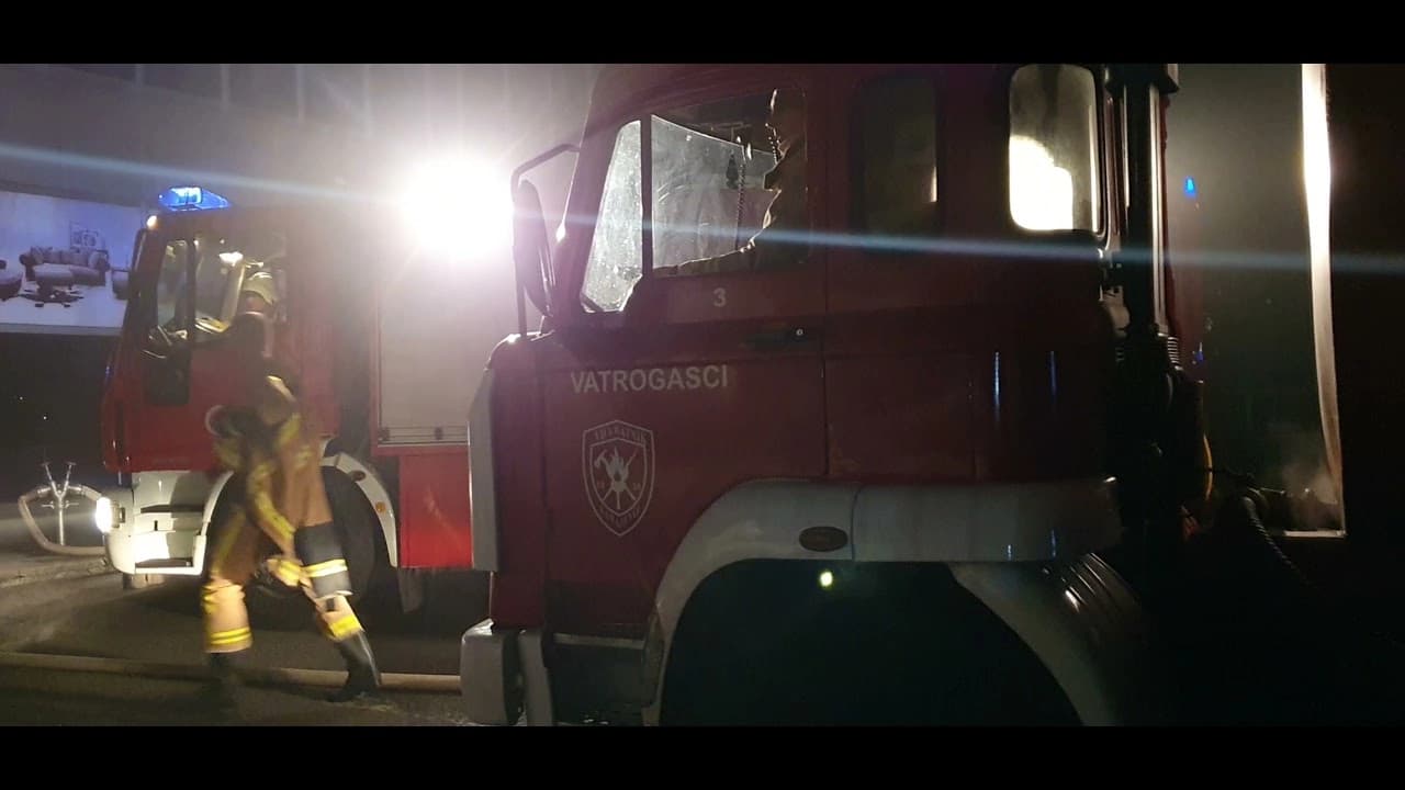 Veliki požar “progutao” skladište firme namještaja u Rajlovcu