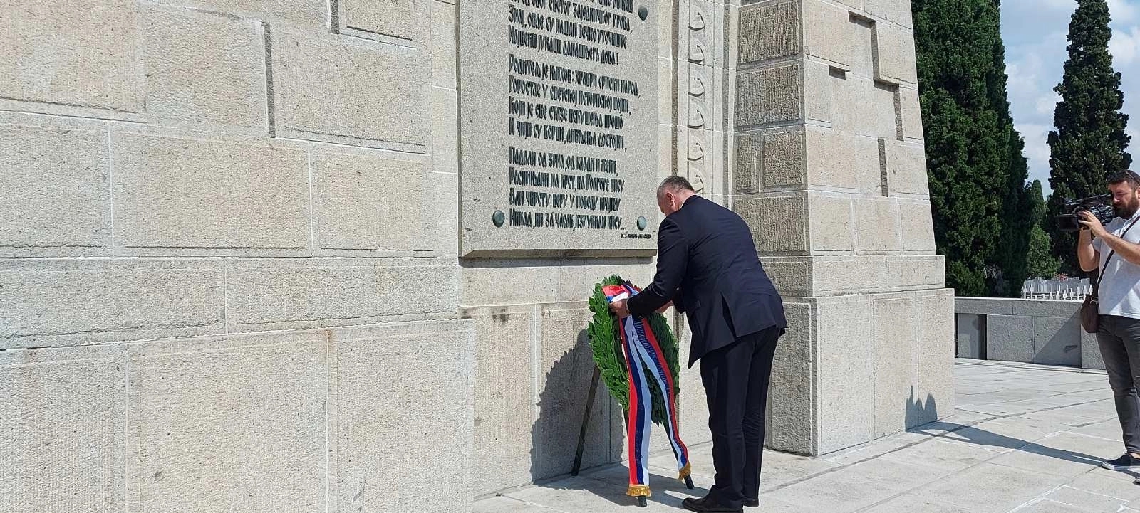 Višković položio vijenac na Zejtinliku i uručio zahvalnicu Đorđu Mihailoviću