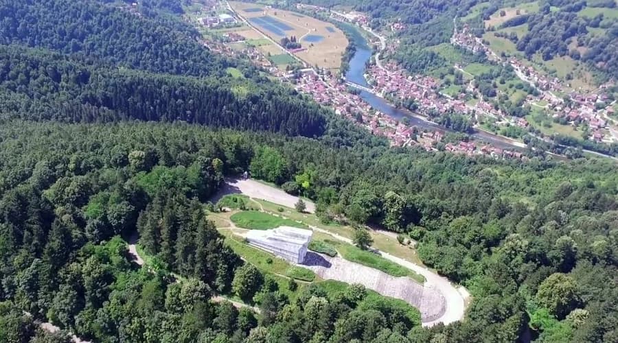 Vladi Republike Srpske upućen javni apel: Obnoviti Spomenik palim Krajišnicima na Banj brdu