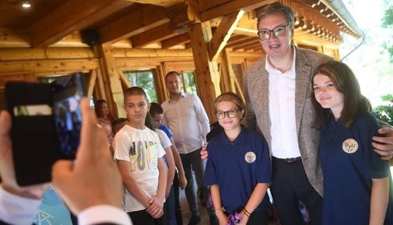 Vučić sa srpskom djecom iz FBiH i Hrvatske: Učite ćirilicu i poštujte svoje komšije