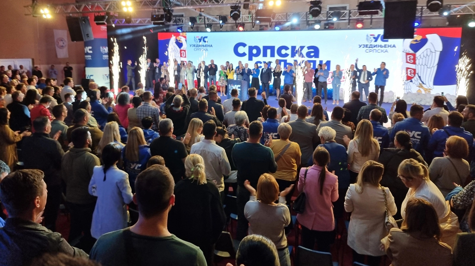 Zbog ogromne gužve tribina Ujedinjene Srpske je kasnila a mnogi su stajali ili ostali napolju