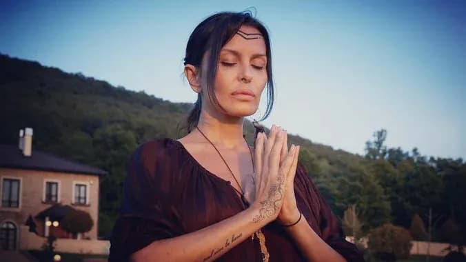 POBEGLA U DIVLJINU, PA TAMO SAGRADILA SKUPOCENU VILU: Elena Karić nakon razvoda od Jugoslava uložila više od MILION EVRA u svoj novi dom, ima čak i SOBU ZA RITUALE!